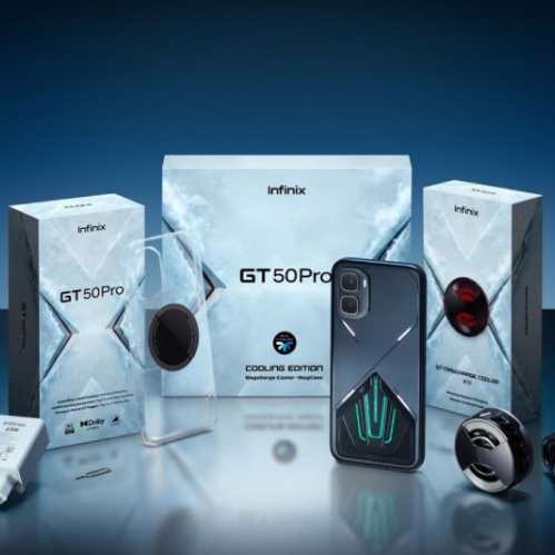 Vista completa del equipo Infinix GT 50 Pro 5G en su versión Cooling Edition, mostrando el diseño del teléfono con iluminación LED, las cajas de empaquetado, el accesorio Cooler MagCharge, funda protectora, cargador de 45W, cable y herramienta de extracción, todo sobre fondo azul oscuro con iluminación suave.