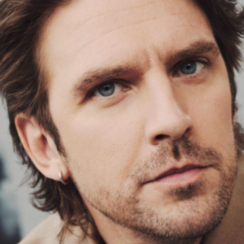 Retrato de Dan Stevens con expresión seria en primer plano, destacando su participación en Dexter: Resurrección.