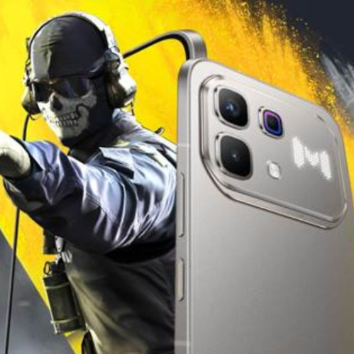 Imagen promocional con un personaje táctico y un smartphone con diseño metálico y patrón luminoso, en un entorno de colores intensos.