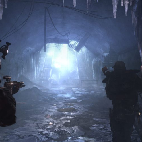 Dos figuras armadas avanzan por un túnel helado iluminado desde el fondo, con estructuras deterioradas y ambiente de supervivencia.