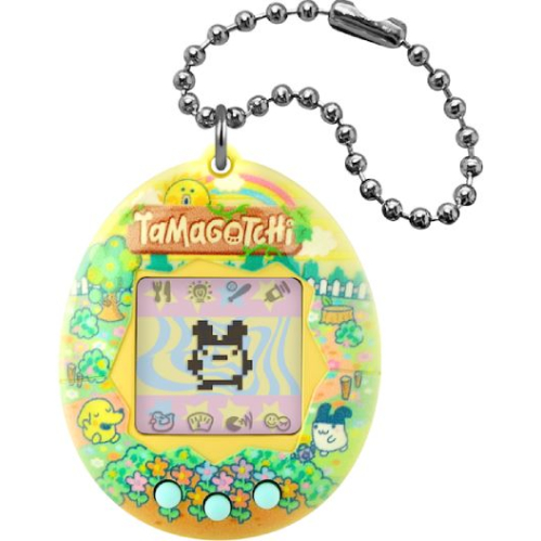 Dispositivo electrónico Tamagotchi de edición especial con carcasa ovalada de color amarillo y verde decorada con ilustraciones de flores, nubes y personajes estilo kawaii. La pantalla de cristal líquido muestra a un personaje pixelado en blanco y negro, sujeto por una cadena de esferas metálicas sobre un fondo blanco neutro.