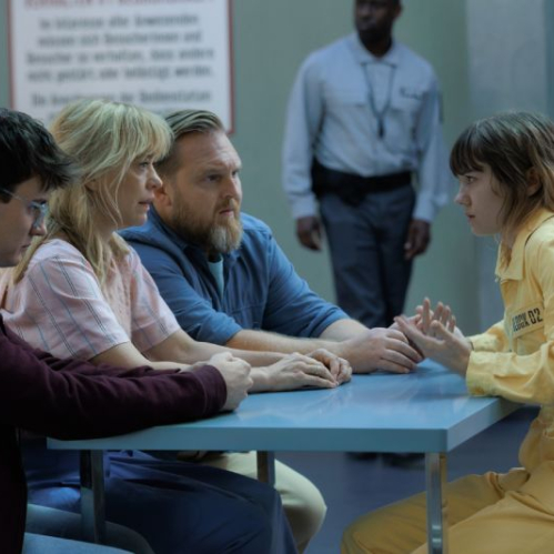 Imagen promocional de la segunda temporada de Buscando a Wanda con personajes en una sala de visitas.