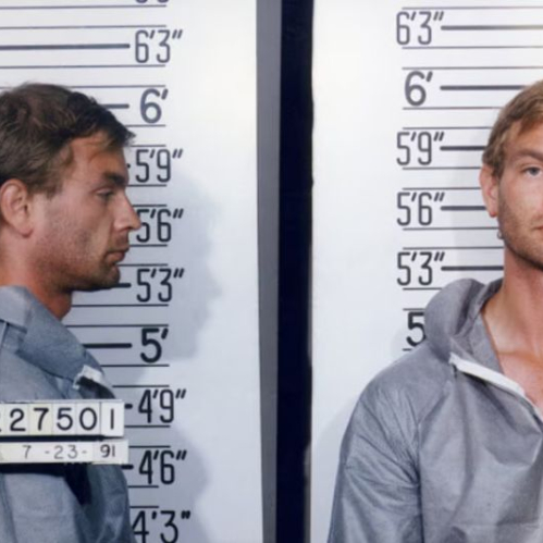 Fotografía de ficha policial de Jeffrey Dahmer en vista lateral y frontal vestida con uniforme gris de prisión frente a una escala de estatura.