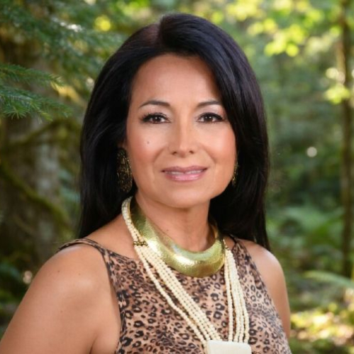 Persona de pie en un entorno natural, con vestimenta y accesorios que evocan bienestar, conexión con el entorno y estilo de vida saludable.