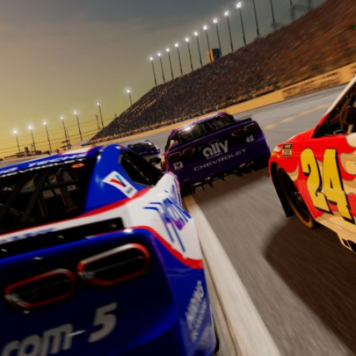 Captura de pantalla del videojuego NASCAR 26 que muestra varios autos de carreras compitiendo a alta velocidad sobre un óvalo durante el atardecer. En primer plano destaca un auto con el número 24 y patrones de llamas, seguido por un vehículo azul con el número 5 y un auto morado con el número 48 bajo la iluminación de los reflectores del circuito.