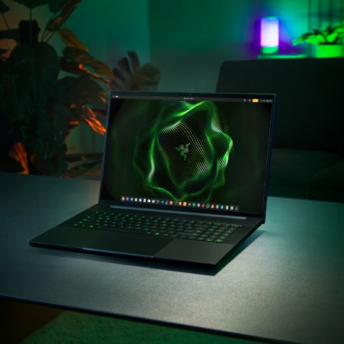 Vista frontal y perfil de la Razer Blade 18, mostrando su chasis de aluminio unibody, pantalla de 18 pulgadas con marco reducido, teclado retroiluminado y puertos de conexión laterales. Se aprecia un diseño delgado y estructura sólida característica de la marca.