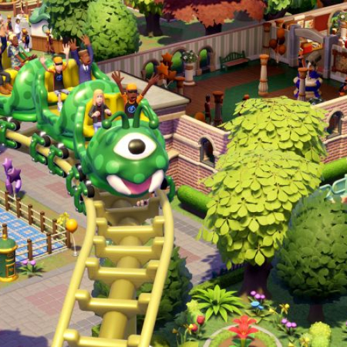 Captura de pantalla del videojuego que muestra una montaña rusa en miniatura con vagones de color verde en forma de gusano recorriendo una vía elevada sobre un parque temático. A la derecha se aprecia un carrusel clásico junto a senderos decorados con vegetación, visitantes y edificios de exhibición.