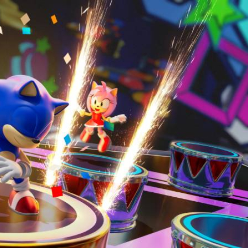 Ilustración con personajes de Sonic en un escenario festivo lleno de luces y plataformas, con elementos visuales que evocan una celebración dentro del juego.