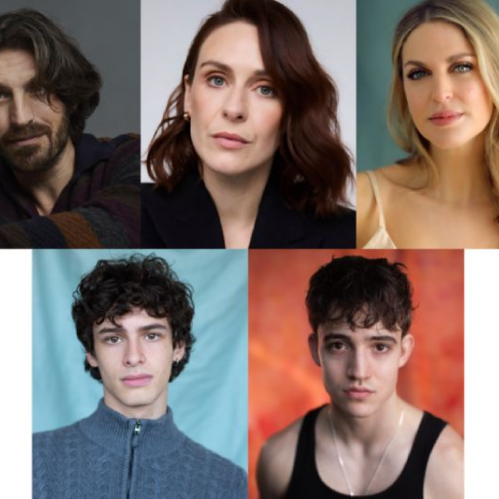 Un collage fotográfico que muestra los retratos individuales de los cinco nuevos actores de la serie Boys of Tommen dispuestos en dos filas sobre un fondo blanco. En la fila superior se observan tres retratos de medio plano: a la izquierda, Eoin Macken con cabello castaño oscuro y barba mirando de frente; al centro, Róisín Gallagher con cabello castaño cobrizo y expresión neutral; a la derecha, Amy Huberman con cabello rubio ondulado. En la fila inferior se aprecian dos jóvenes: a la izquierda, Jamie Schneider con cabello rizado oscuro vistiendo un suéter azul; a la derecha, James Craven con cabello corto y playera negra de tirantes.