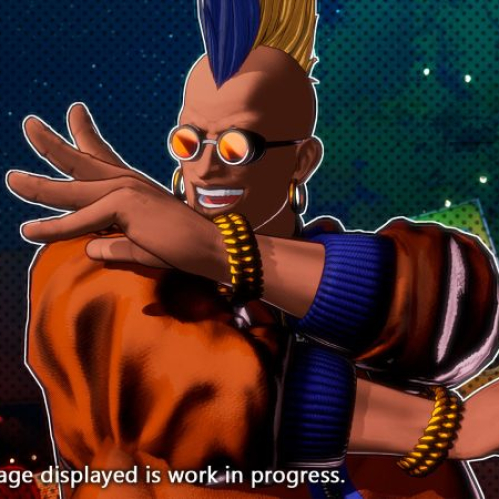 Modelado tridimensional del personaje Duck King en FATAL FURY: City of the Wolves. Muestra su característico peinado mohicano bicolor (azul y amarillo), lentes oscuros redondos, chaqueta naranja, camiseta azul con dorado y brazaletes metálicos realizando una pose de baile con los brazos cruzados frente al pecho sobre un fondo nocturno con luces de feria.