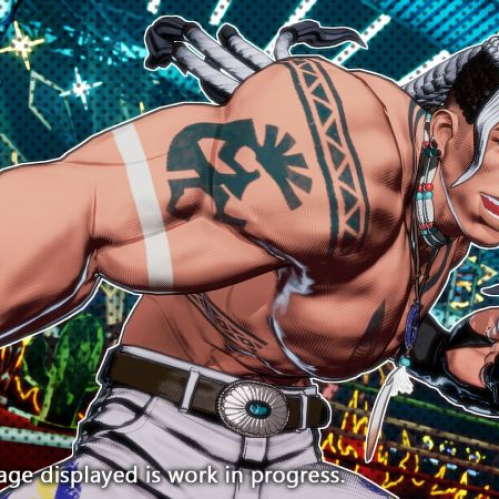 Captura de pantalla en desarrollo del videojuego FATAL FURY City of the Wolves centrado en el personaje Rick Strowd. El boxeador aparece en primer plano de medio cuerpo hacia la derecha, mostrando su musculatura, la piel bronceada y un tatuaje negro de estilo tribal nativo americano en su hombro derecho. Su cabello es de color gris claro, peinado en trenzas africanas hacia atrás, con dos mechones sueltos al frente rodeando su rostro de facciones afiladas, ojos claros y expresión de combate sonriente. Viste guantes de boxeo negros y azules, pantalones blancos sostenidos por un cinturón marrón con una gran hebilla plateada circular adornada con una gema turquesa, y un collar con cuentas rojas, blancas y azules del que cuelga una pluma blanca. El fondo muestra un cuadrilátero de boxeo iluminado con reflectores de luces verdes y amarillas brillantes con destellos en forma de estrella. En la parte inferior de la pantalla se lee el texto en inglés All in-game footage displayed is work in progress escrito en letras blancas.