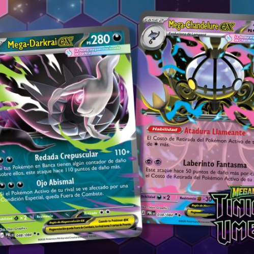 Imagen promocional de la expansión Megaevolución-Tinieblas Umbrías para el videojuego JCC Pokémon Live. En la parte izquierda se muestra la carta de Mega-Darkrai ex, de tipo Oscuro y fase Básico con 280 PS, ilustrada con el Pokémon rodeado de destellos verdes y negros ejecutando un ataque. En la parte derecha aparece la carta de Mega-Chandelure ex, de tipo Psíquico y Fase 2 con 350 PS, ilustrada con la lámpara fantasmal envuelta en llamas azules y rosadas sobre un fondo morado. En la esquina superior izquierda se ubica el logotipo oficial morado y azul de Pokémon JCC Live, mientras que en la esquina inferior derecha resalta el logotipo de la expansión Megaevolución Tinieblas Umbrías con letras estilizadas en color verde fosforescente y morado sobre un fondo de hexágonos morados y rosados.