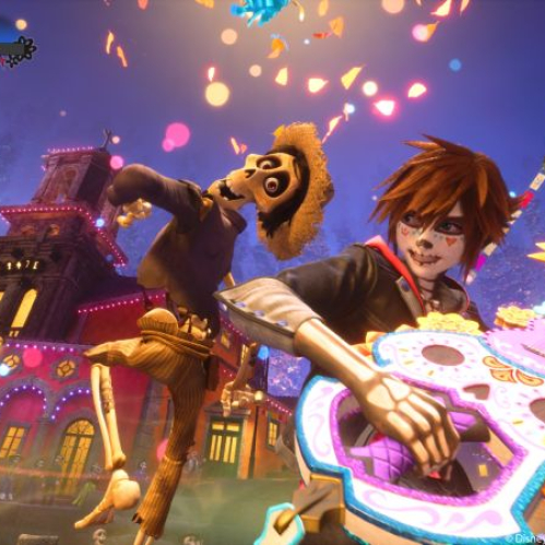 Captura de pantalla de KINGDOM HEARTS IV ambientada en el mundo de Coco. En primer plano aparece Sora sonriendo con pintura facial de calavera de Día de Muertos y sosteniendo una Llave Espada blanca y multicolor decorada como una guitarra con calaveras y flores. A su lado baila Héctor, el esqueleto con sombrero de paja y ropa gastada, mientras caen pétalos de cempasúchil naranjas bajo un cielo nocturno con la colorida ciudad del Mundo de los Muertos iluminada de fondo.