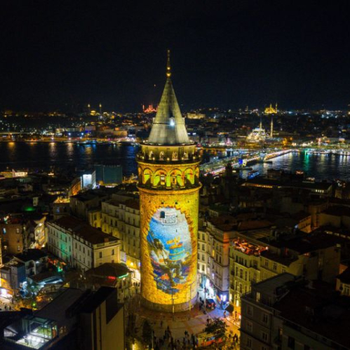 Vista nocturna de la Torre de Gálata iluminada con proyección temática de PUBG MOBILE durante su celebración global