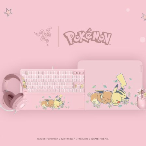 Colección de periféricos gamer en tonos rosados con ilustraciones de Pikachu y Eevee, incluyendo teclado, mouse, headset y mousepad.
