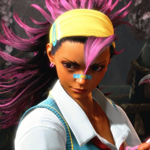 Personaje estilizado con cabello magenta y arma curva en posición dinámica dentro de un entorno exterior.