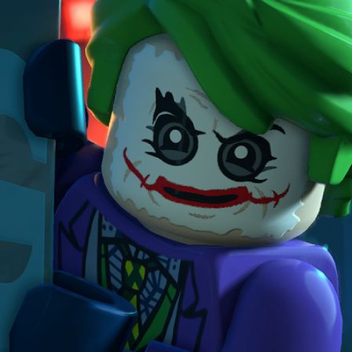 Plano medio del Joker en versión minifigura de LEGO, luciendo su característico cabello verde, maquillaje blanco, sonrisa roja y traje morado, asomándose detrás de un letrero urbano en Ciudad Gótica.