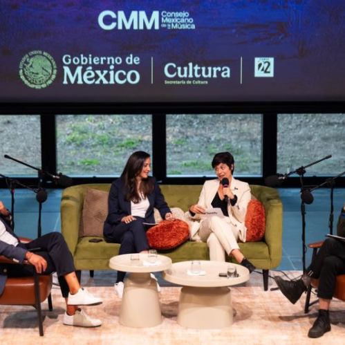Cuatro panelistas sentados en un sillón verde y sillones de piel en un escenario, conversando con micrófonos durante la presentación de la alianza entre México Canta y Spotify, con el logotipo del Consejo Mexicano de la Música y Secretaría de Cultura al fondo.