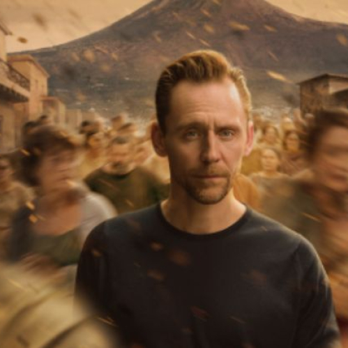 Póster promocional con Tom Hiddleston frente a una representación de Pompeya durante la erupción del Vesubio.