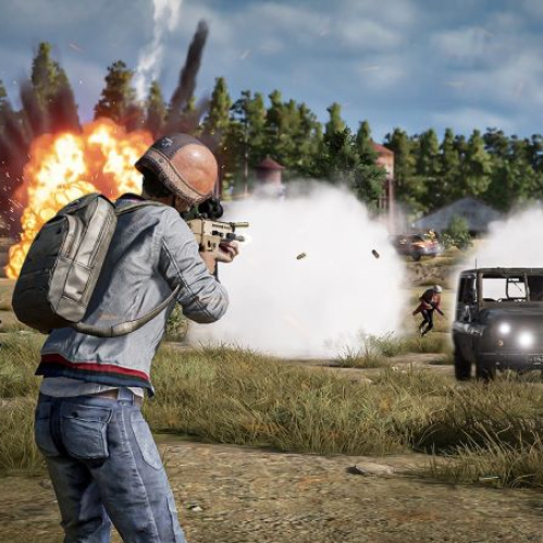 Escena de acción de un videojuego tipo Battle Royale con un personaje disparando en un entorno abierto.