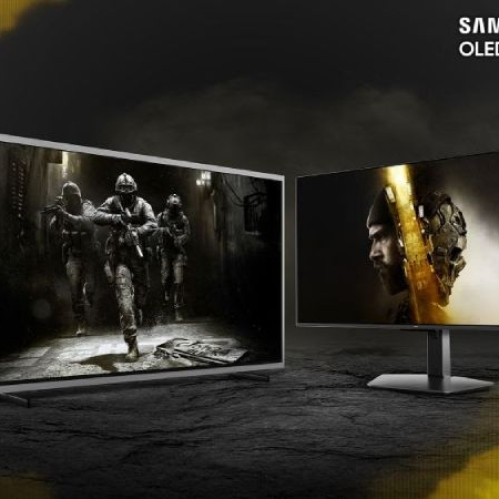 Arte promocional de la alianza entre Samsung OLED y Call of Duty: Modern Warfare 4. En el centro se observan dos monitores de la línea Samsung alineados en un entorno de tono oscuro con humo de color amarillo en las esquinas. La pantalla de la izquierda muestra a soldados armados en una calle empedrada, mientras que la pantalla curva de la derecha exhibe el rostro del Capitán Price y un casco táctico dividido por un destello dorado. En la esquina superior derecha se aprecian los logotipos oficiales de SAMSUNG OLED y Call of Duty Modern Warfare 4.