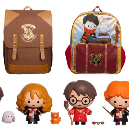Arte promocional del evento Back to Hogwarts mostrando mochilas Ruz con el escudo de Hogwarts y figuras estilizadas de Harry Potter, Hermione Granger y Ron Weasley con sus mascotas.