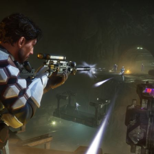Escena de combate futurista en un entorno industrial subterráneo con personajes armados.