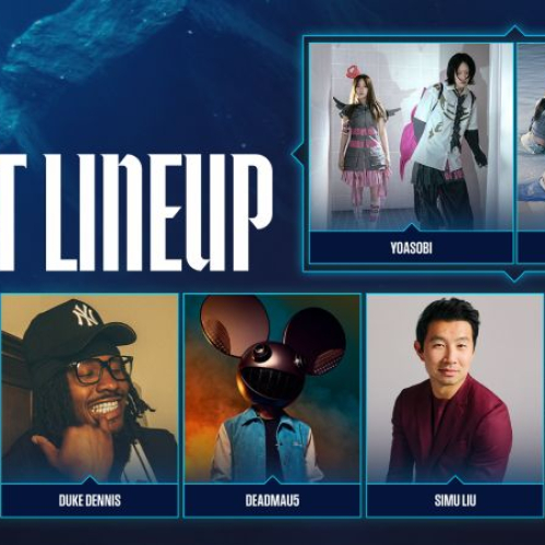 Imagen promocional oficial de la alineación de invitados de BlizzCon 2026 con fondo azul oscuro. En la parte superior izquierda destaca el logo oficial de BlizzCon junto al texto "GUEST LINEUP". En la fila superior se observan dos marcos azules con fotos del dúo musical YOASOBI a la izquierda y el grupo femenino de K-Pop LE SSERAFIM a la derecha. En la fila inferior se despliegan cinco paneles individuales con fotografías de T-Pain, Duke Dennis, deadmau5 portando su icónica máscara iluminada, el actor Simu Liu y Khleo Thomas, cada uno con sus respectivos nombres en etiquetas inferiores.
