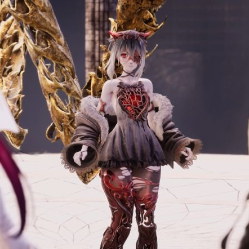 Captura de pantalla cinemática del videojuego CODE VEIN II mostrando a un personaje femenino estilo anime parado en el centro de la escena sobre un piso de baldosas claras. El personaje posee cabello corto gris con cuernos rojos pequeños, ojos rojos expresivos, una máscara parcial en el rostro y un vestuario detallado de tonos oscuros con bordados brillantes en las piernas y abrigo con borde de piel. A los lados se observan las siluetas de otros dos personajes de espalda y al fondo unas estructuras doradas ornamentadas.