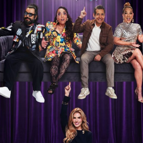 Promoción televisiva con un grupo de cinco personas posando en un set de entretenimiento con estética teatral.