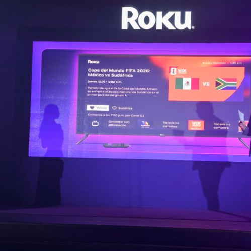 Escenario con dos presentadores frente a una pantalla que muestra la interfaz de Roku con información relacionada al Mundial 2026.
