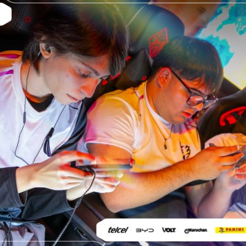 Fotografía en toma media de tres jugadores jóvenes de esports sentados en sillas gamer de la marca OMEN mientras compiten concentrados sosteniendo sus teléfonos móviles de forma horizontal durante un torneo presencial. Portan camisetas oficiales de competencia en tonos blanco, violeta y negro con audífonos in-ear conectados a los dispositivos. En la esquina superior izquierda se ubica el logotipo de Telcel GAMERGY, mientras que en la franja inferior blanca aparecen las insignias de los patrocinadores oficiales como Telcel, BYD, Volt, Maruchan, Panini, Cinépolis, Concacaf Kick-Off y Arena.