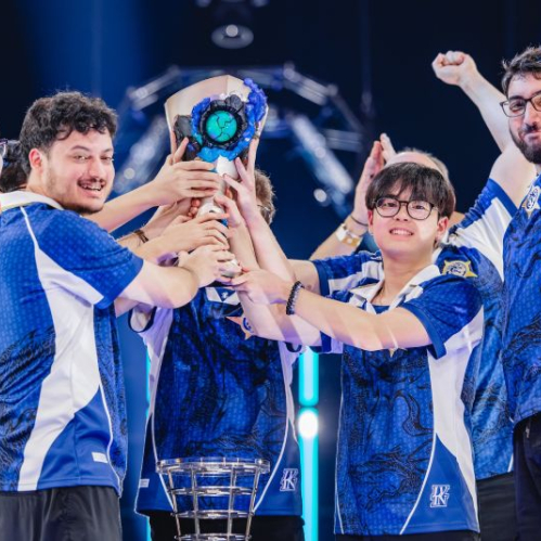 Equipo de esports celebrando un campeonato en un escenario iluminado, levantando un trofeo de diseño metálico y tonalidades azules.