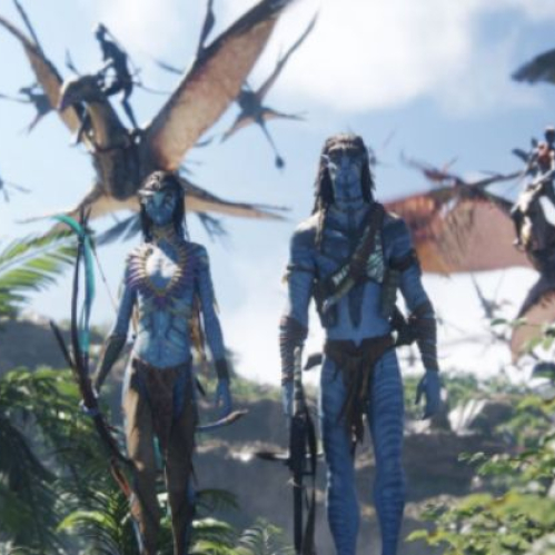 Dos figuras humanoides de piel azul se encuentran en un entorno selvático mientras criaturas aladas sobrevuelan el paisaje.