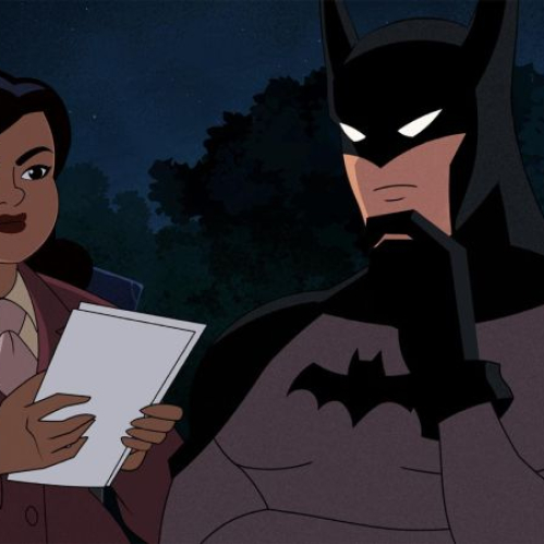 Fotograma en estilo de animación clásico de la serie Batman: Caped Crusader. A la izquierda, la Detective Renee Montoya con cabello oscuro recogido, vistiendo un traje sastre color café y corbata clara, sostiene unas hojas de papel en la mano con expresión seria. A su derecha, Batman, luciendo su traje gris con el murciélago negro en el pecho y su icónica máscara de orejas puntiagudas, la observa con una mano sobre la barbilla en postura reflexiva. El fondo muestra un paisaje nocturno con siluetas de árboles oscuros y un cielo nocturno.