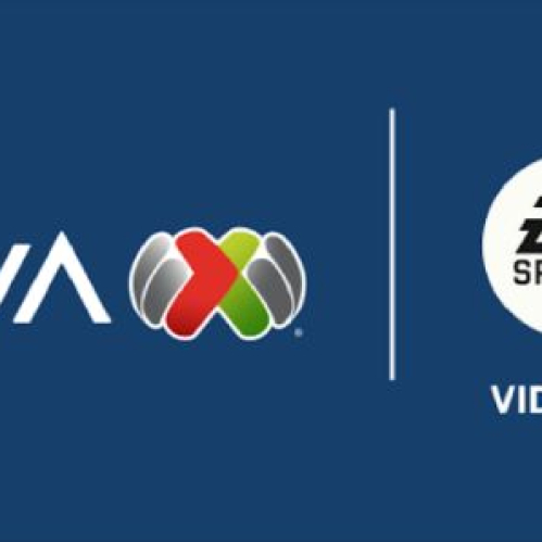 Banner oficial del anuncio en fondo azul marino dividido verticalmente por una fina línea blanca. A la izquierda se aprecia el logotipo oficial de la "LIGA BBVA MX" en letras blancas con el símbolo X multicolor estilizado en verde, blanco y rojo. A la derecha aparece el emblema circular de EA SPORTS junto al logotipo triangular en blanco de "FC", acompañado de la leyenda en mayúsculas "VIDEOJUEGO OFICIAL" en la parte inferior.