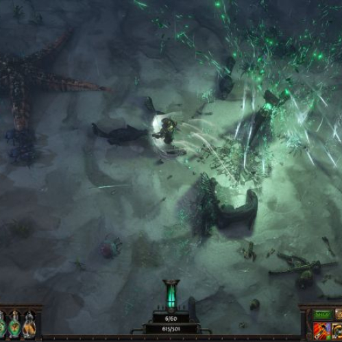 Captura de pantalla de gameplay con vista isométrica del videojuego Path of Exile 1: Curse of the Allflame. En el centro de la imagen, el personaje del jugador realiza un ataque que genera destellos mágicos y destellos de energía verde brillante sobre el suelo de un fondo marino o lecho de arena oscura. En la parte superior izquierda se aprecia la silueta de una estrella de mar gigante de color marrón y rojizo sepultada en la arena. En la parte inferior de la pantalla se observa la interfaz de usuario con la barra de salud roja a la izquierda, la barra de mana azul a la derecha, accesos directos a frascos y habilidades.