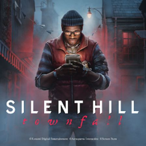 Arte de portada promocional de SILENT HILL: Townfall. En el centro aparece el protagonista Simon Ordell con anteojos, gorro de lana y chaleco rojo, sosteniendo y mirando fijamente un dispositivo receptor o radio portátil. Se encuentra de pie en medio de un callejón oscuro y brumoso flanqueado por edificios antiguos. El título "SILENT HILL townfall" aparece resaltado en color blanco y rojo en la parte inferior.
