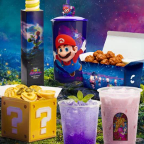 Alimentos y bebidas temáticas inspiradas en un universo galáctico, acompañadas por elementos visuales relacionados con una película animada.