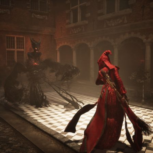 Captura de pantalla de jugabilidad en tercera persona en un patio colonial iluminado por una tenue luz mística. A la derecha, la protagonista viste un amplio vestido y capucha de color rojo intenso, sosteniendo una escoba/báculo de madera con la mano derecha mientras encara a la izquierda. En el centro del patio, sobre un suelo con diseño de ajedrez en baldosas blancas y oscuras, se alza un demonio espectral de sombras negras con un núcleo brillante en el pecho y un rostro con cuernos iluminado en rojo.