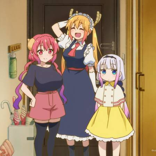 Tres personajes de estilo animado posan en la entrada de una casa, con expresiones cálidas y colores vibrantes.