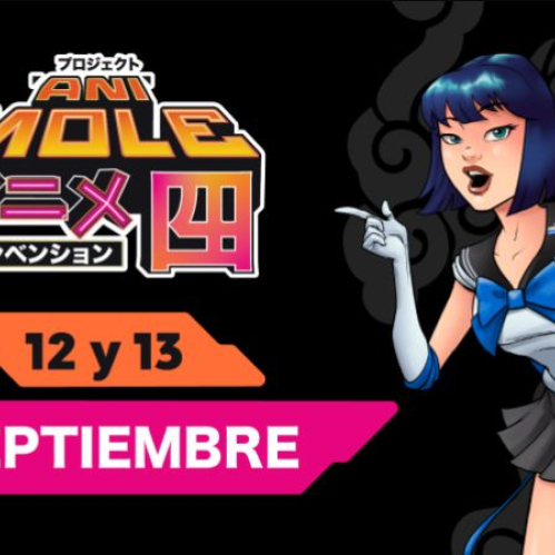 Banner promocional oficial de AniMole 4 sobre fondo negro. A la izquierda resalta el logotipo oficial que combina el título "ANI MOLE" en letras doradas y estilizadas con caracteres japoneses en color rosa y blanco. En la parte central inferior se muestra un recuadro naranja y rosa con el texto "12 y 13 SEPTIEMBRE". A la derecha aparece la ilustración de un personaje femenino de anime con cabello corto azul, atuendo estilo marinero tipo uniforme escolar en blanco y azul con un moño al frente, posando en fondo de siluetas de humo.