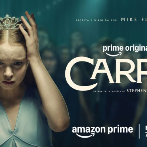 Arte promocional oficial de la serie. En el centro, la actriz Summer H. Howell en el papel de Carrie White viste un vestido azul claro de tirantes con cuello en V. Sostiene con ambas manos una tiara o corona plateada sobre su cabeza, luciendo el cabello rubio peinado hacia atrás. Su rostro muestra una expresión de angustia, shock y concentración mirando fijamente hacia abajo. Al fondo, un grupo de estudiantes de preparatoria en ropa formal de baile se aprecian fuera de foco. En el costado derecho se lee en tipografía crema "prime original CARRIE basada en la novela de STEPHEN KING" con la fecha de estreno "NUEVA SERIE 7 DE OCTUBRE".