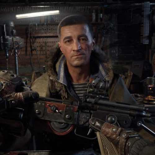Captura de pantalla de jugabilidad en primera persona de METRO 2039 en resolución 4K. El jugador sostiene con ambas manos enguantadas en cuero y tela militar un arma de fuego personalizada con visor táctico y acabados metálicos. Al frente, un armero de mirada seria luciendo una chamarra de invierno con gorro de peluche y una playera marinera a rayas le entrega o examina el arma dentro de un taller repleto de herramientas, municiones y máscaras de gas de fondo.