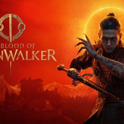 Arte promocional oficial del videojuego The Blood of Dawnwalker en formato horizontal de alta resolución. Al lado derecho destaca el protagonista Coen de medio cuerpo, un joven con peinado recogido en un moño, vistiendo armadura de cuero y sosteniendo una espada de acero frente a su pecho. Su mano derecha muestra garras vampíricas afiladas y venas marcadas. De fondo se observa un paisaje montañoso iluminado por la luz dorada y roja de un eclipse solar total. En el costado izquierdo resalta el logotipo oficial del título con un emblema circular de fases solares y lunares.