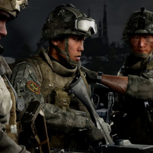 Captura promocional en alta resolución de tres soldados pertenecientes a fuerzas especiales vistiendo equipo táctico militar completo, cascos y chalecos antibalas. El soldado del centro se observa de perfil hablando con sus compañeros en un entorno exterior nocturno y sombrío. En la esquina inferior izquierda se aprecia el logotipo oficial de "Call of Duty: Modern Warfare 4" y en la esquina inferior derecha el logotipo de Nintendo Switch 2.
