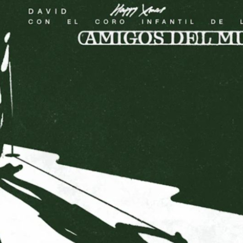 Arte promocional en contraste de tono verde oscuro y silueta blanca de David Bisbal sobre una figura que simula un árbol de Navidad, con el texto David Bisbal con el Coro Infantil de la UNAM - Amigos del Mundo.