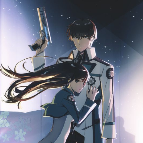 Ilustración en formato horizontal del arte oficial de la película "The Irregular at Magic High School La Película –Arco de la Sucesión de los Yotsuba–". Tatsuya Shiba aparece erguido al centro sosteniendo su arma plateada Cad en la mano derecha, mientras Miyuki Shiba se abraza levemente a él vestida con su uniforme escolar azul sobre un fondo con detalles de copos de nieve en tonos fríos.