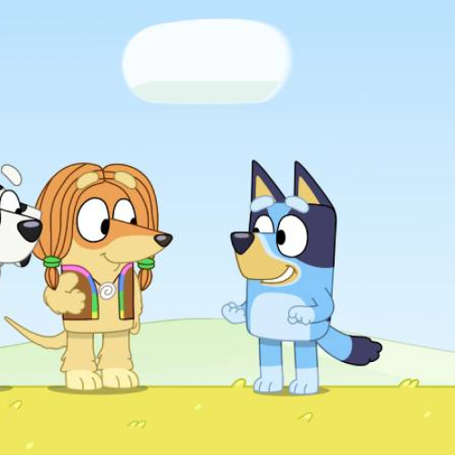Tres personajes caninos animados conversan en un campo verde bajo un cielo despejado, transmitiendo un ambiente amistoso y alegre.
