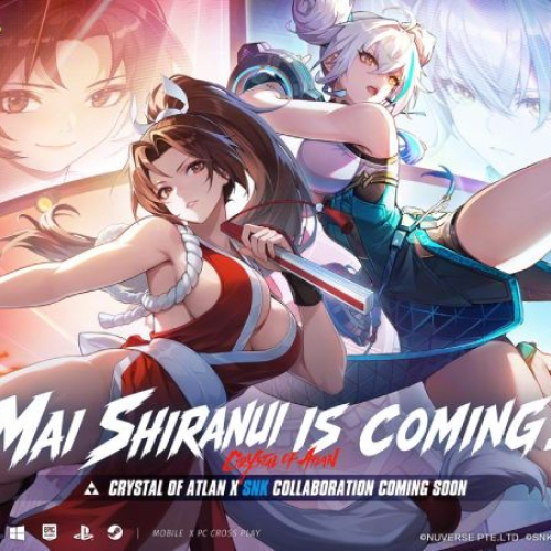 Ilustración publicitaria oficial del evento de colaboración entre "Crystal of Atlan" y "The King of Fighters '98". En el primer plano a la izquierda, Mai Shiranui posa dinámicamente con su icónico vestuario rojo de ninja, sosteniendo un abanico plegable con detalles en fuego. A la derecha, la nueva clase Sugariff realiza una patada alta en el aire con un efecto de aura azul brillante. En la parte superior e inferior destacan los logotipos oficiales del juego, SNK y el texto promocional "MAI SHIRANUI IS COMING!".